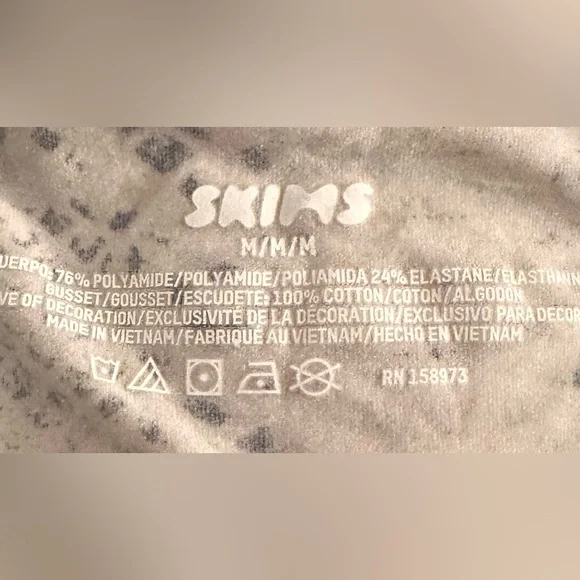 SKIMS Fits Everybody Boyshort in Clay Snakeskin size Medium - Picture 7 of 7